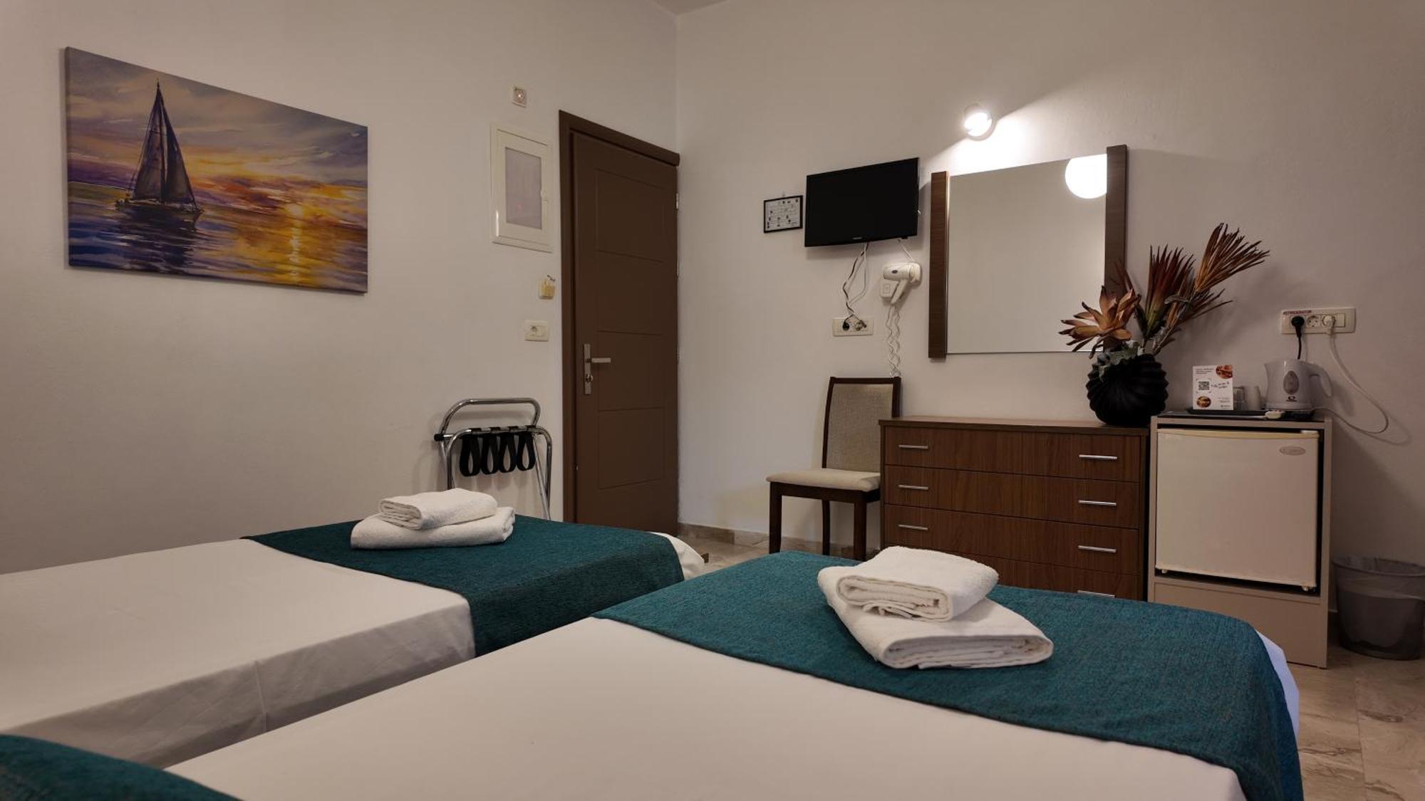 Hotel Marybill Perissa  Buitenkant foto